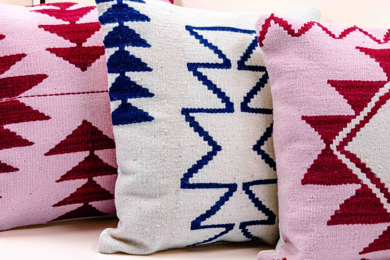 El dokuma yün kilim kırlentler