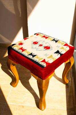 Krem Kırmızı Motifli El Yapımı Yün Kilim Ahşap Tabure - 2