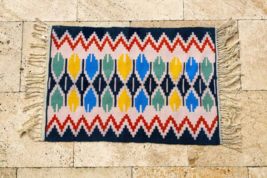 Lacivert Zeminli Renkli Motifli Küçük El Dokuma Yün Kilim - 1