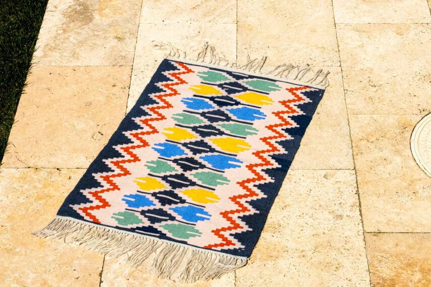 Lacivert Zeminli Renkli Motifli Küçük El Dokuma Yün Kilim - 2