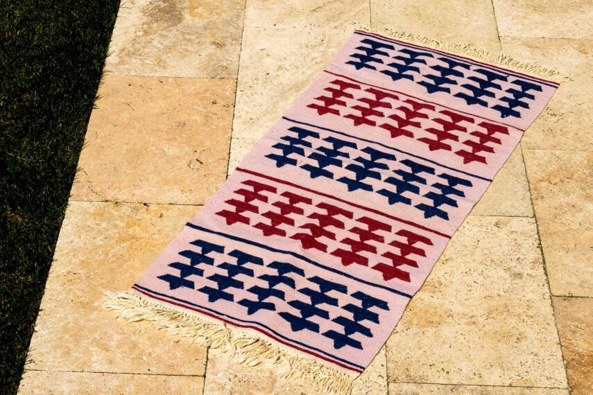 Pudra Zeminli Lacivert Bordo Şeritli El Dokuma Yün Kilim - 3