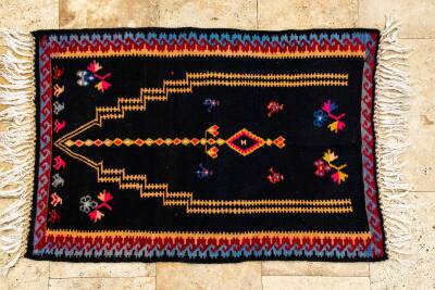 Siyah Zeminli Mihrap Desenli El Dokuma Yün Kilim