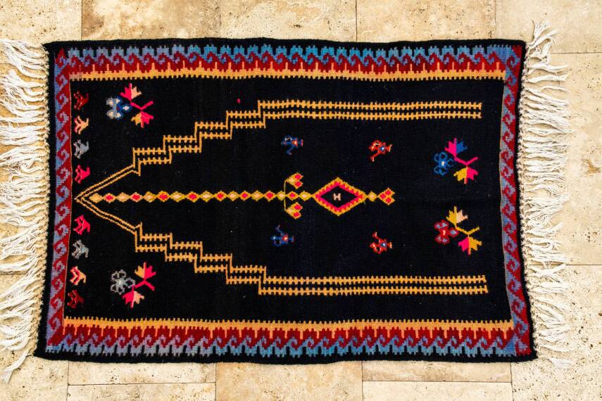Siyah Zeminli Mihrap Desenli El Dokuma Yün Kilim - 1