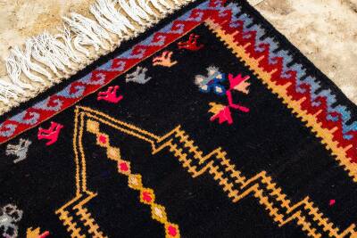 Siyah Zeminli Mihrap Desenli El Dokuma Yün Kilim - 3