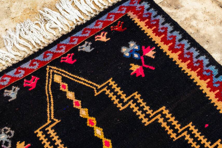 Siyah Zeminli Mihrap Desenli El Dokuma Yün Kilim - 3