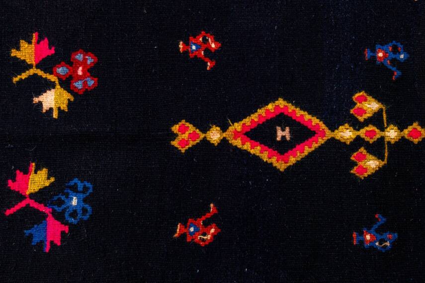 Siyah Zeminli Mihrap Desenli El Dokuma Yün Kilim - 4