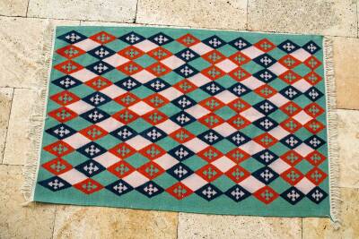 Yeşil Baklava Desenli El Dokuma Yün Kilim